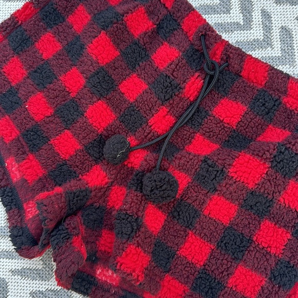 American Eagle plaid, black, red pyjama/ Sherpa shorts drawstring around waist L - Picture 2 of 8